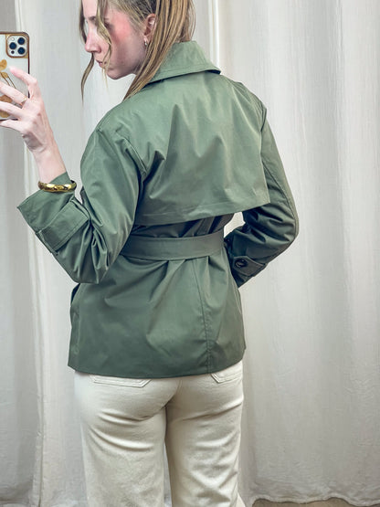 Trench court Jill kaki ceinturé femme, coupe cintrée avec col classique et manches à revers, style urbain chic
