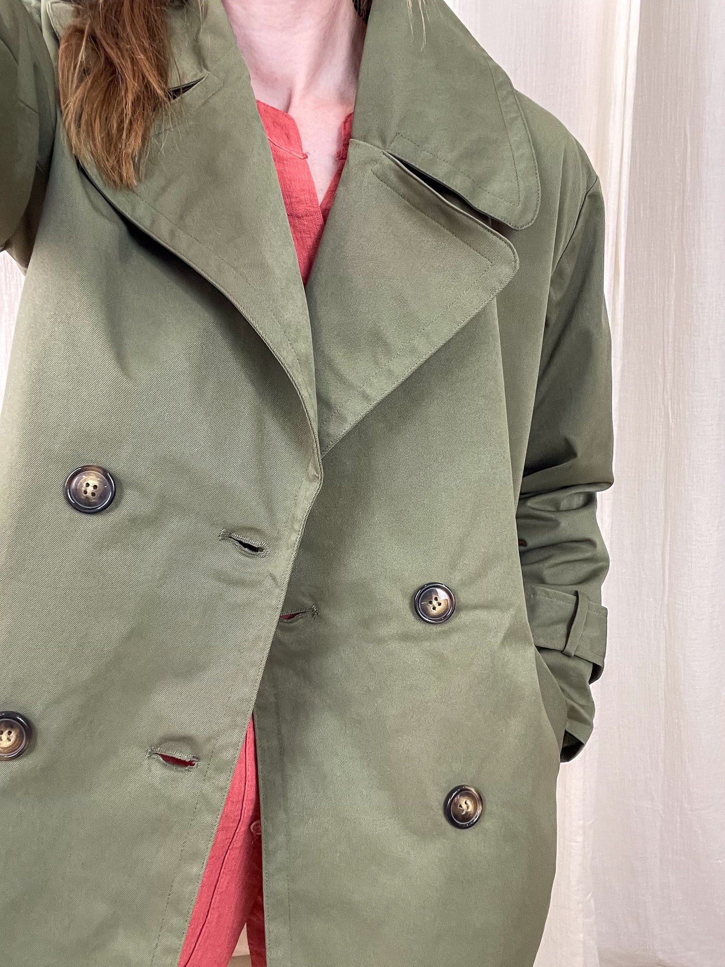 Trench Jill kaki femme coupe oversize double boutonnage style militaire vintage porté sur robe corail