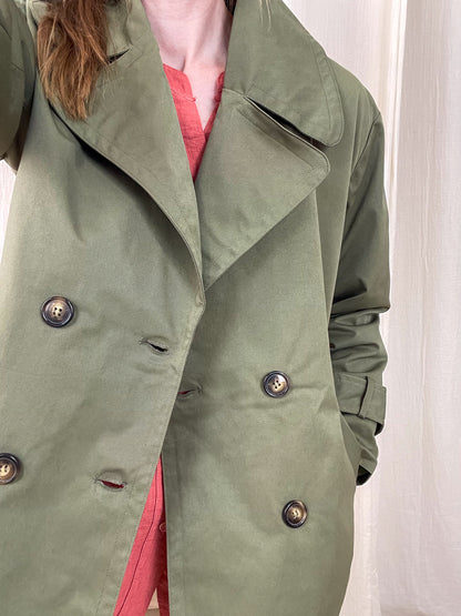 Trench Jill kaki femme coupe oversize double boutonnage style militaire vintage porté sur robe corail