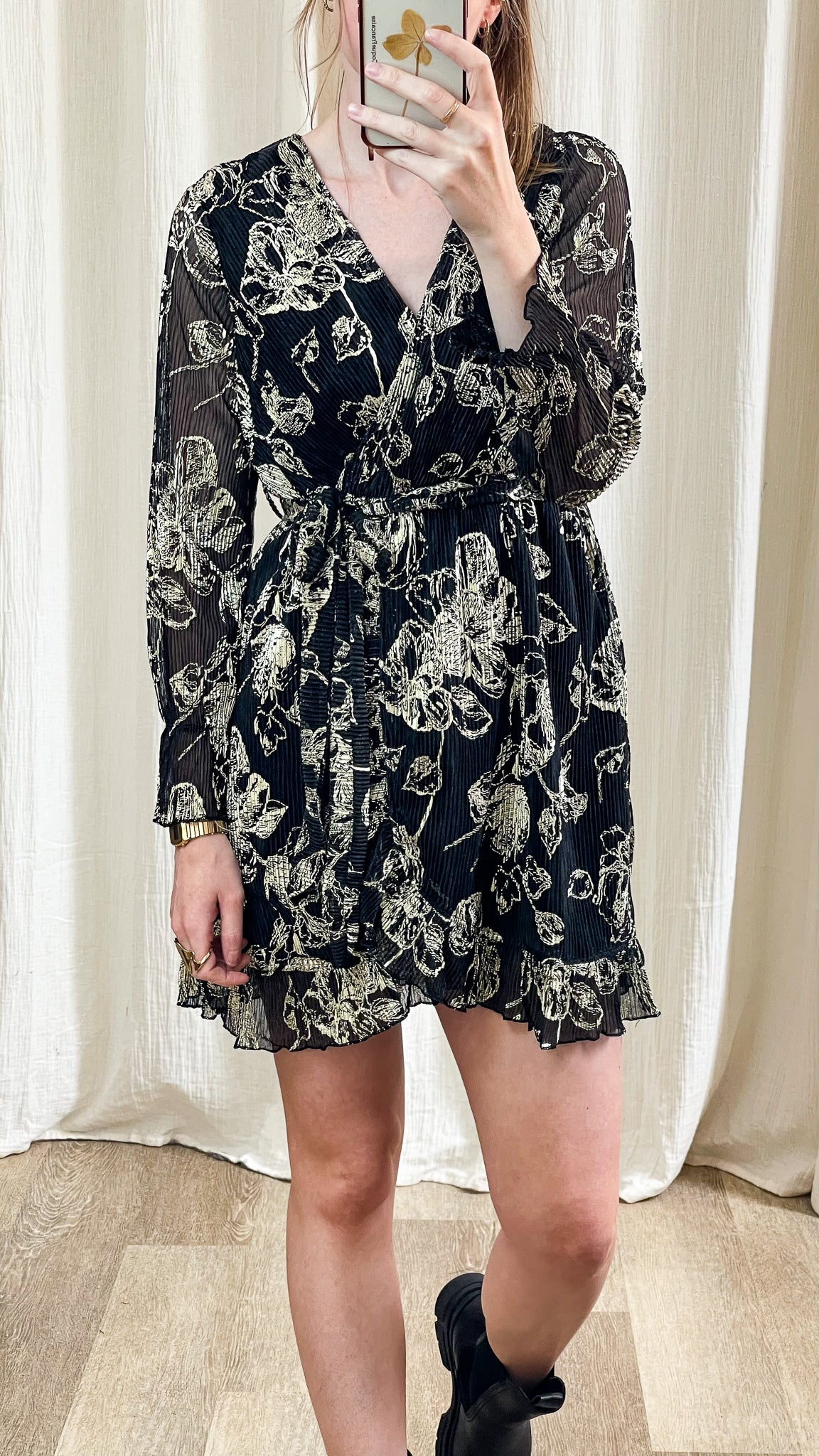 Robe France-Lise – Robe portefeuille noire à imprimé doré