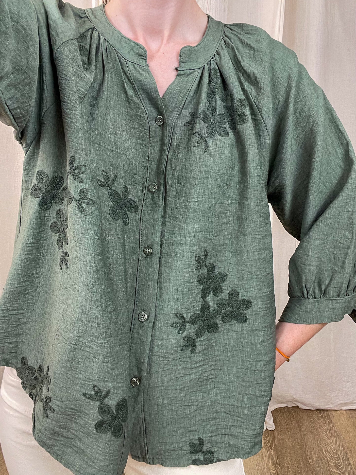 Blouse Coralie vert sauge broderies florales ton sur ton manches bouffantes col rond boutonné femme style bohème chic