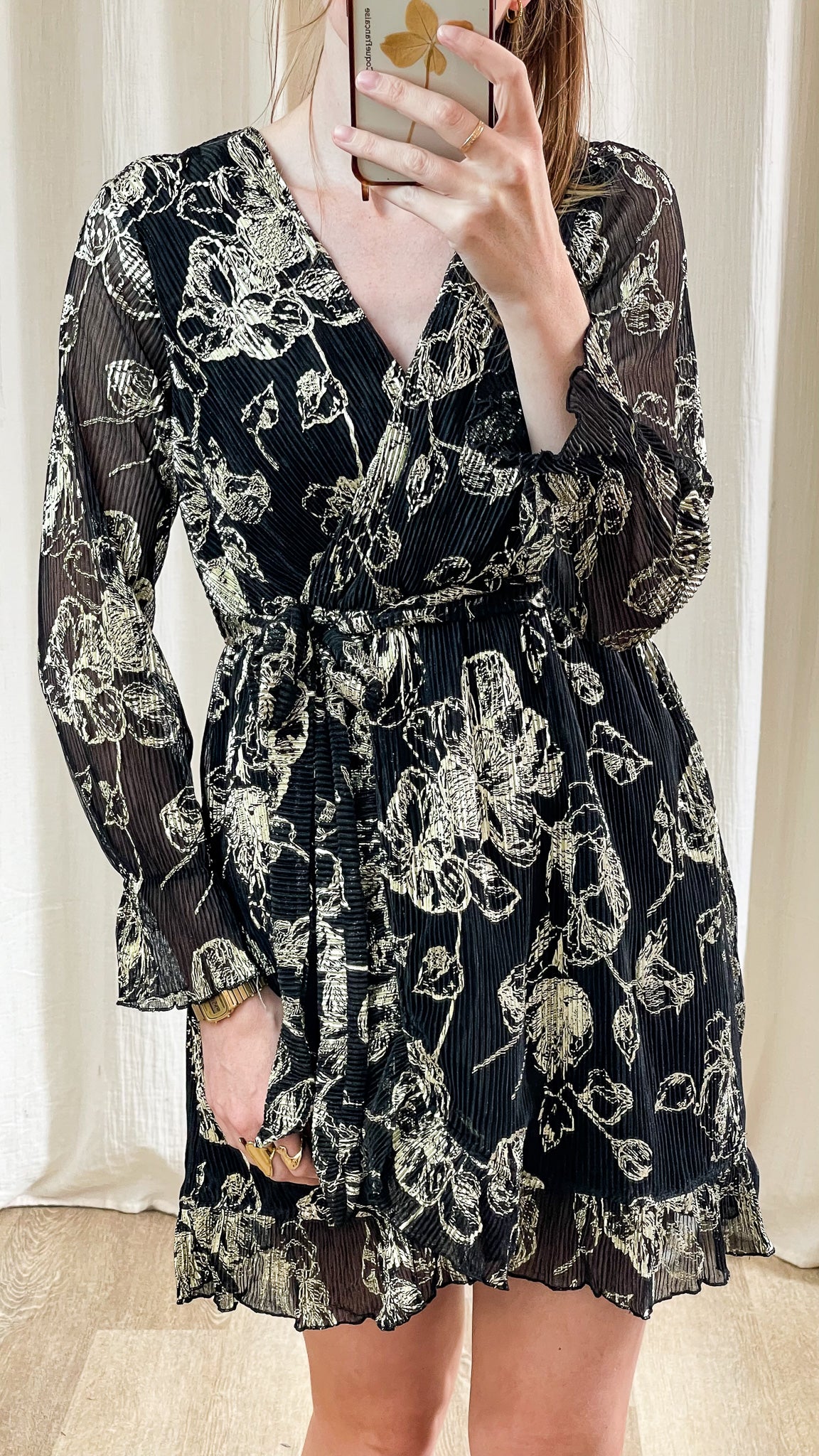 Robe France-Lise – Robe portefeuille noire à imprimé doré
