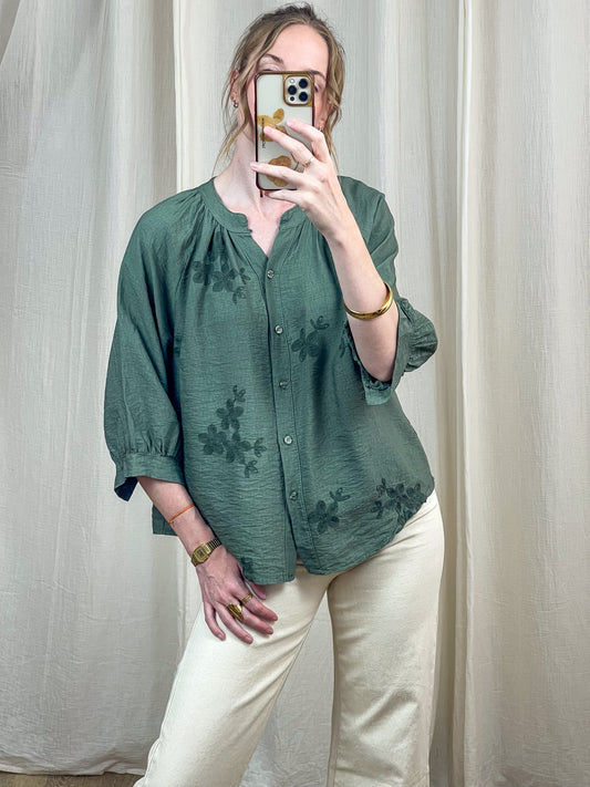 Blouse Coralie vert sauge en lin avec broderies florales ton sur ton, manches 3/4 bouffantes, style bohème chic femme
