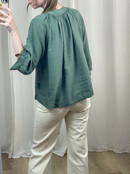 Blouse Coralie vert sauge en lin manches 3/4 coupe ample dos plissé femme style bohème chic