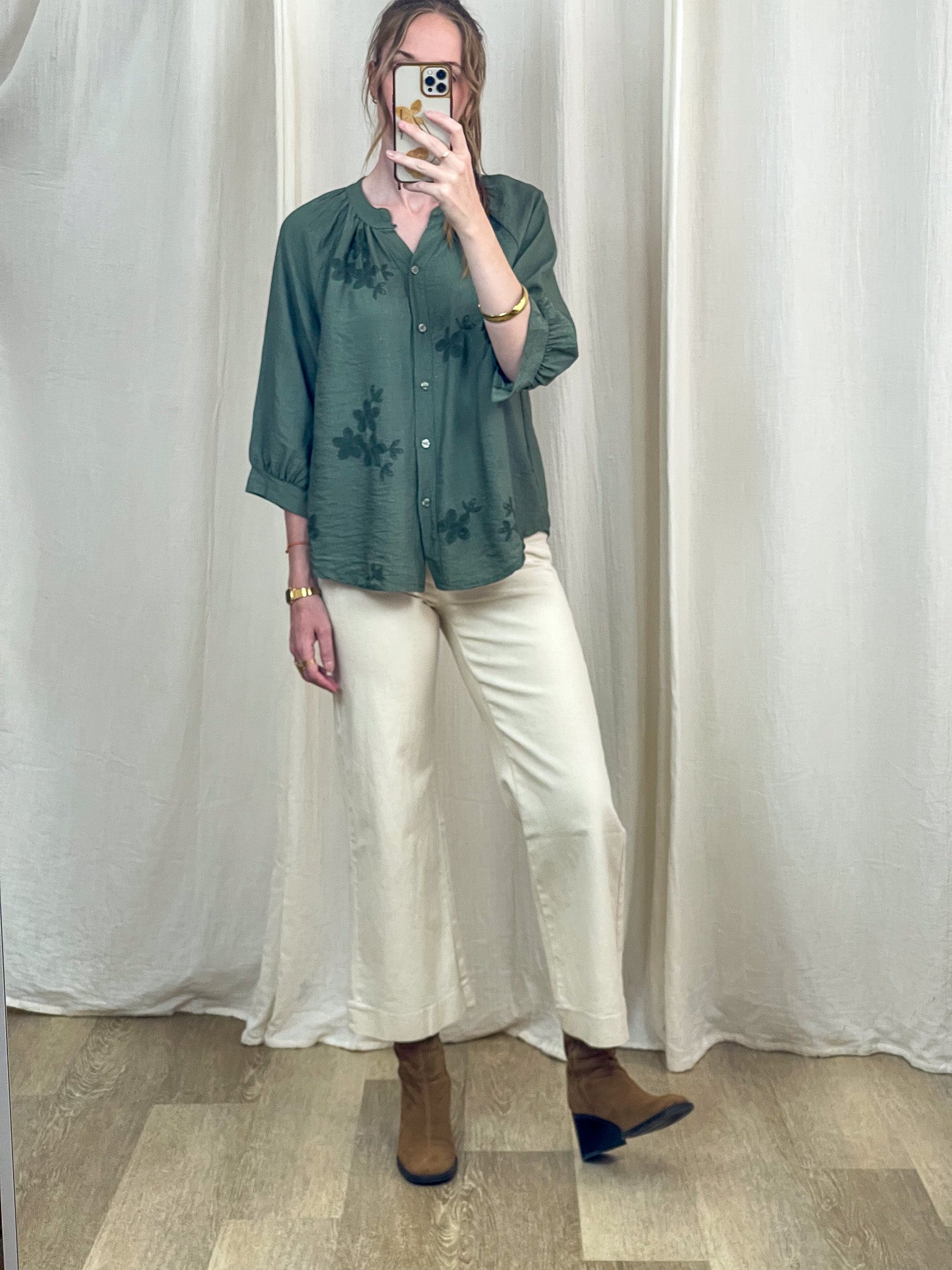 Blouse Coralie verte kaki à motifs floraux brodés, manches 3/4 bouffantes, coupe ample femme style bohème chic