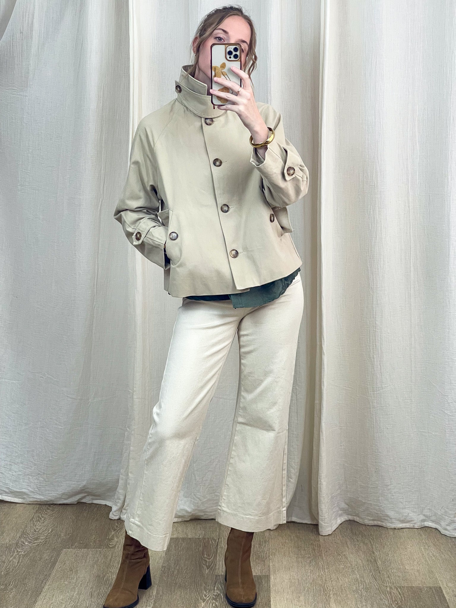 Trench court beige femme col montant boutons dorés coupe oversize style minimaliste chic