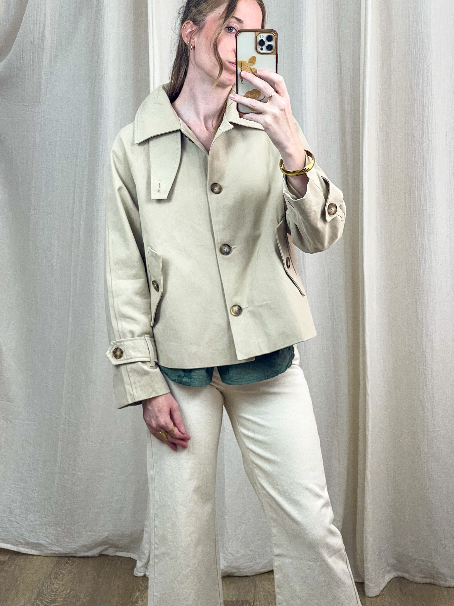 Trench court beige femme coupe droite boutons dorés style minimaliste chic veste légère mi-saison