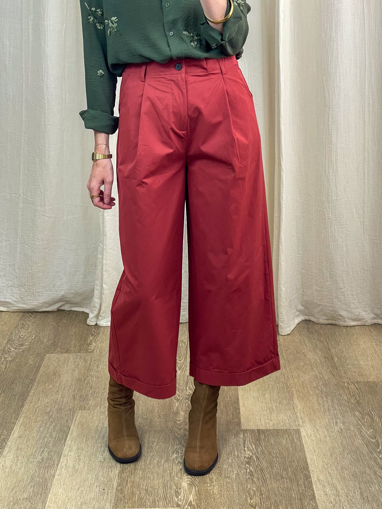 Pantalon large rouge taille haute femme coupe cropped plissé style rétro chic