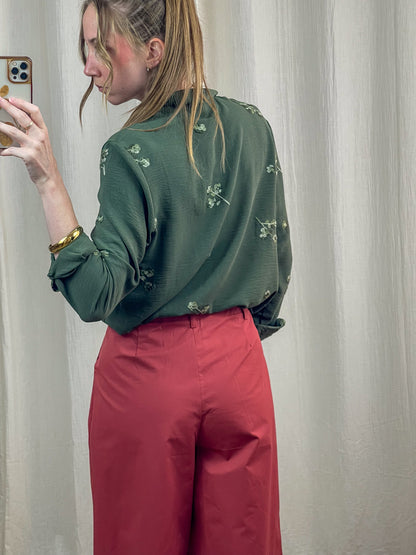 Chemise Janice verte sauge à motifs fleurs brodées manches longues femme, associée à un pantalon large terracotta