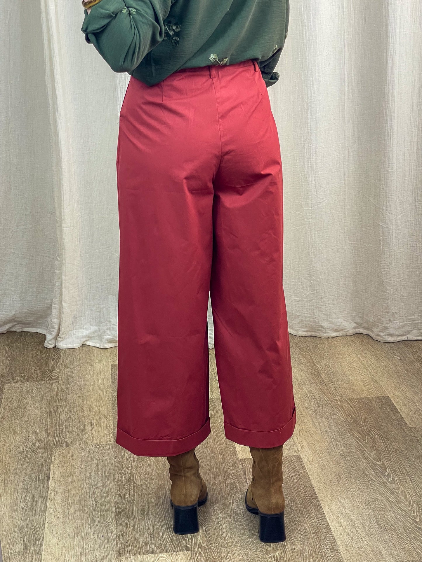 Pantalon large rouge brique taille haute avec revers femme, coupe cropped fluide style rétro chic