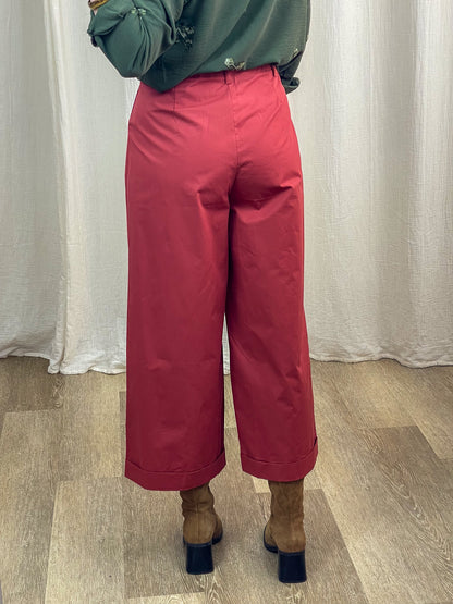 Pantalon large rouge brique taille haute avec revers femme, coupe cropped fluide style rétro chic