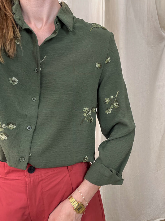 Chemise femme vert olive broderies florales ton sur ton, coupe classique manches longues style bohème chic