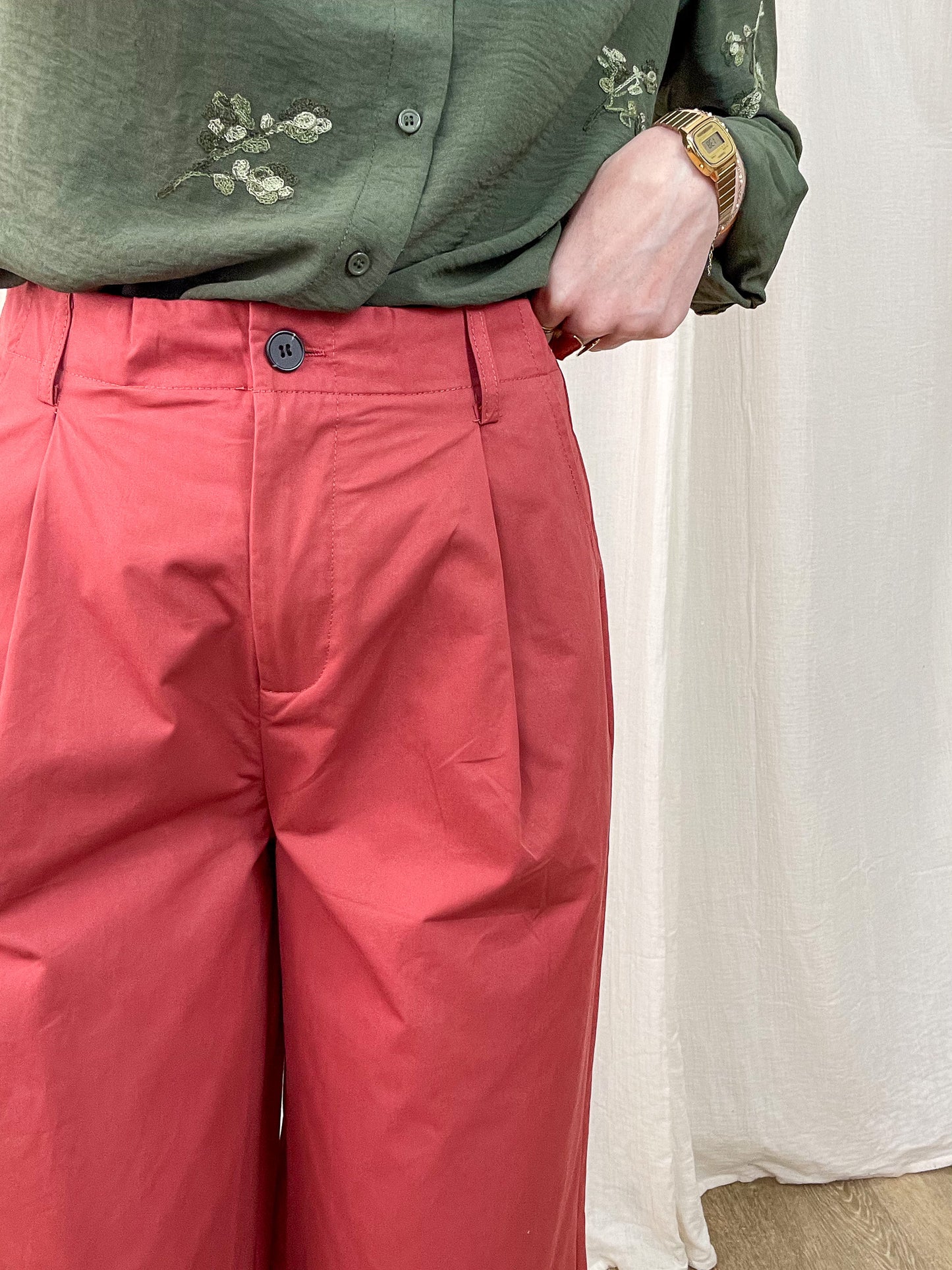 Pantalon large rose corail taille haute à pinces Daphne porté avec chemise verte brodée style casual chic femme