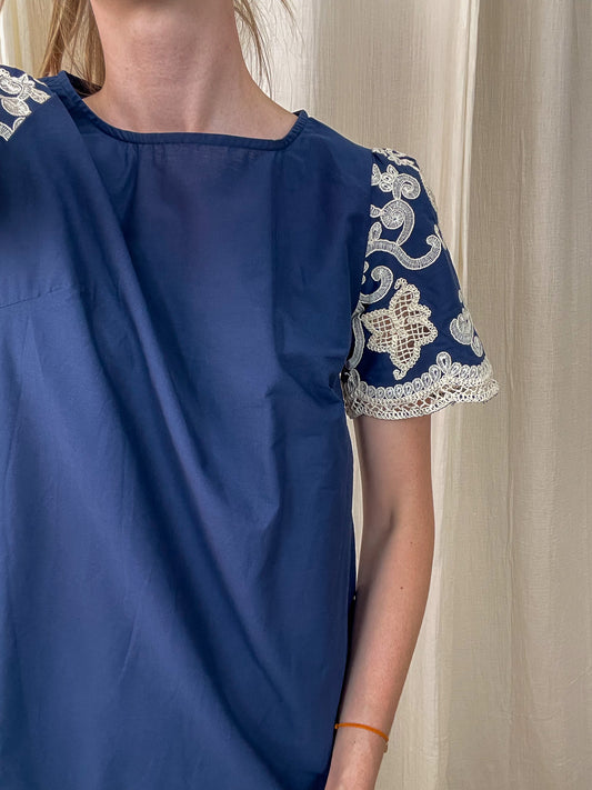 Robe droite bleu marine à broderies blanches sur manches courtes style bohème chic femme