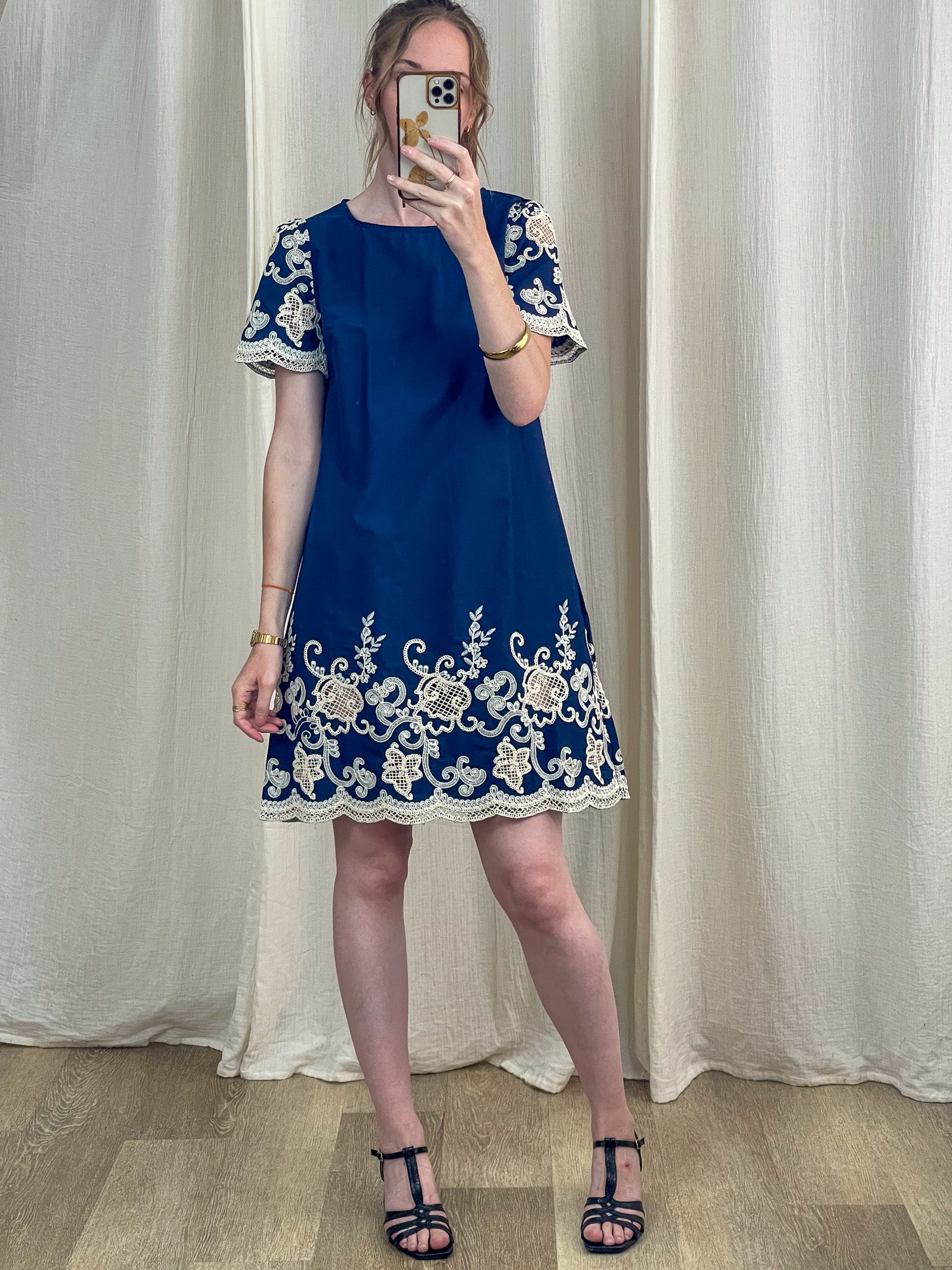Robe droite bleu marine broderies blanches manches courtes style élégant femme coupe trapèze mi-cuisse