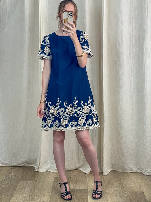 Robe droite bleu marine broderies blanches manches courtes style élégant femme coupe trapèze mi-cuisse