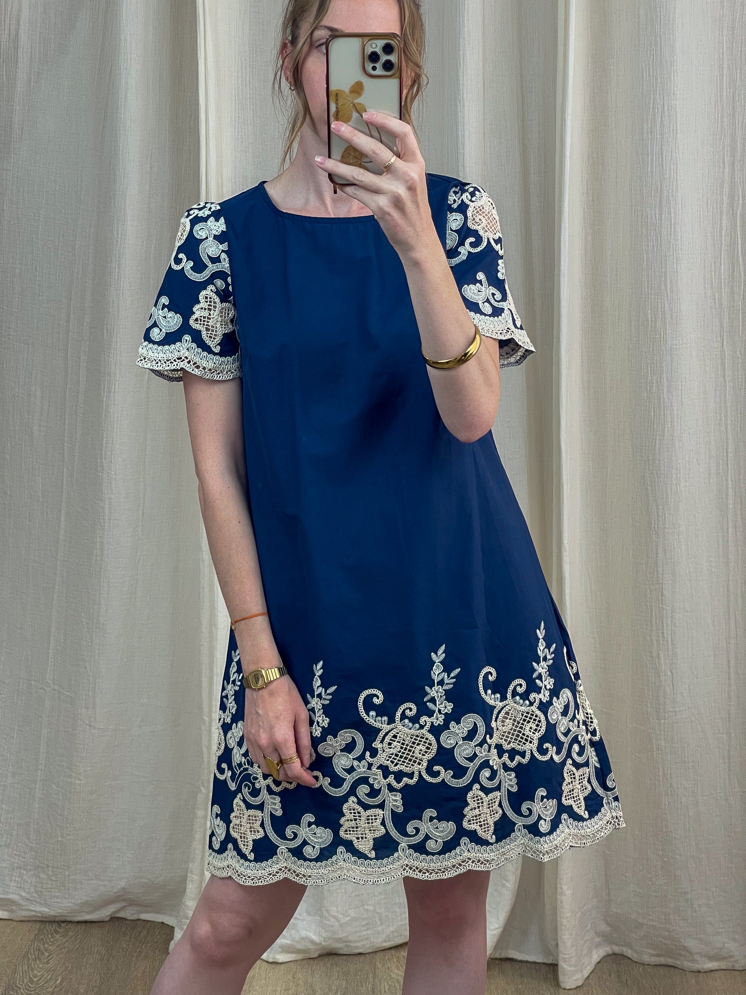 Robe droite bleu marine broderies blanches ajourées manches courtes style bohème chic femme