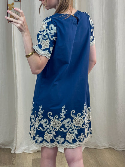 Robe droite bleu marine broderies blanches ajourées manches courtes style bohème chic femme