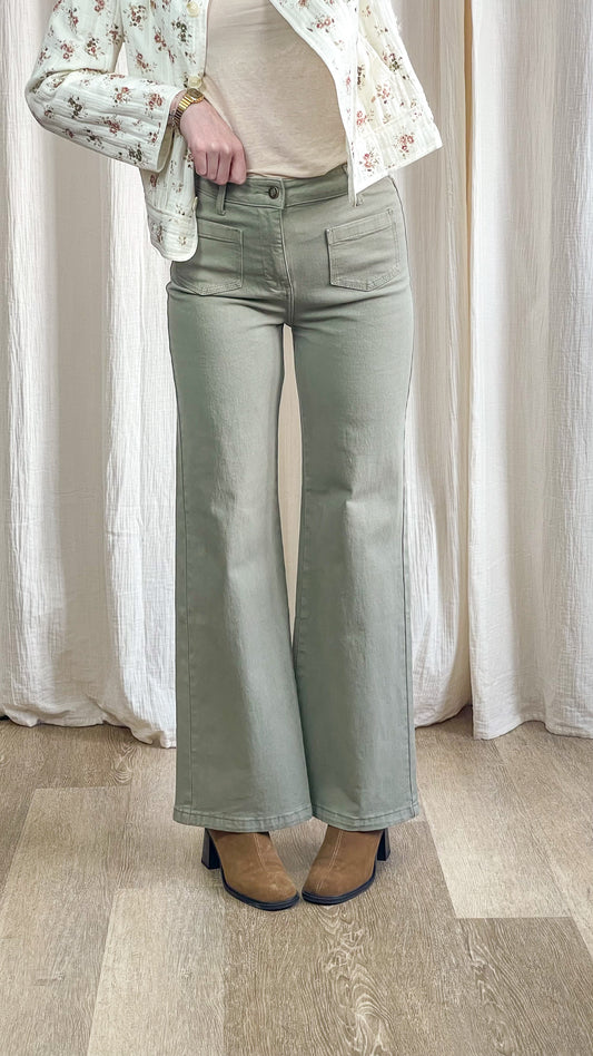 Jean Gaspard Oraije vert sauge porté avec bottines camel