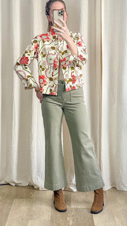 Jean Gasparette vert sauge porté avec une veste à fleurs