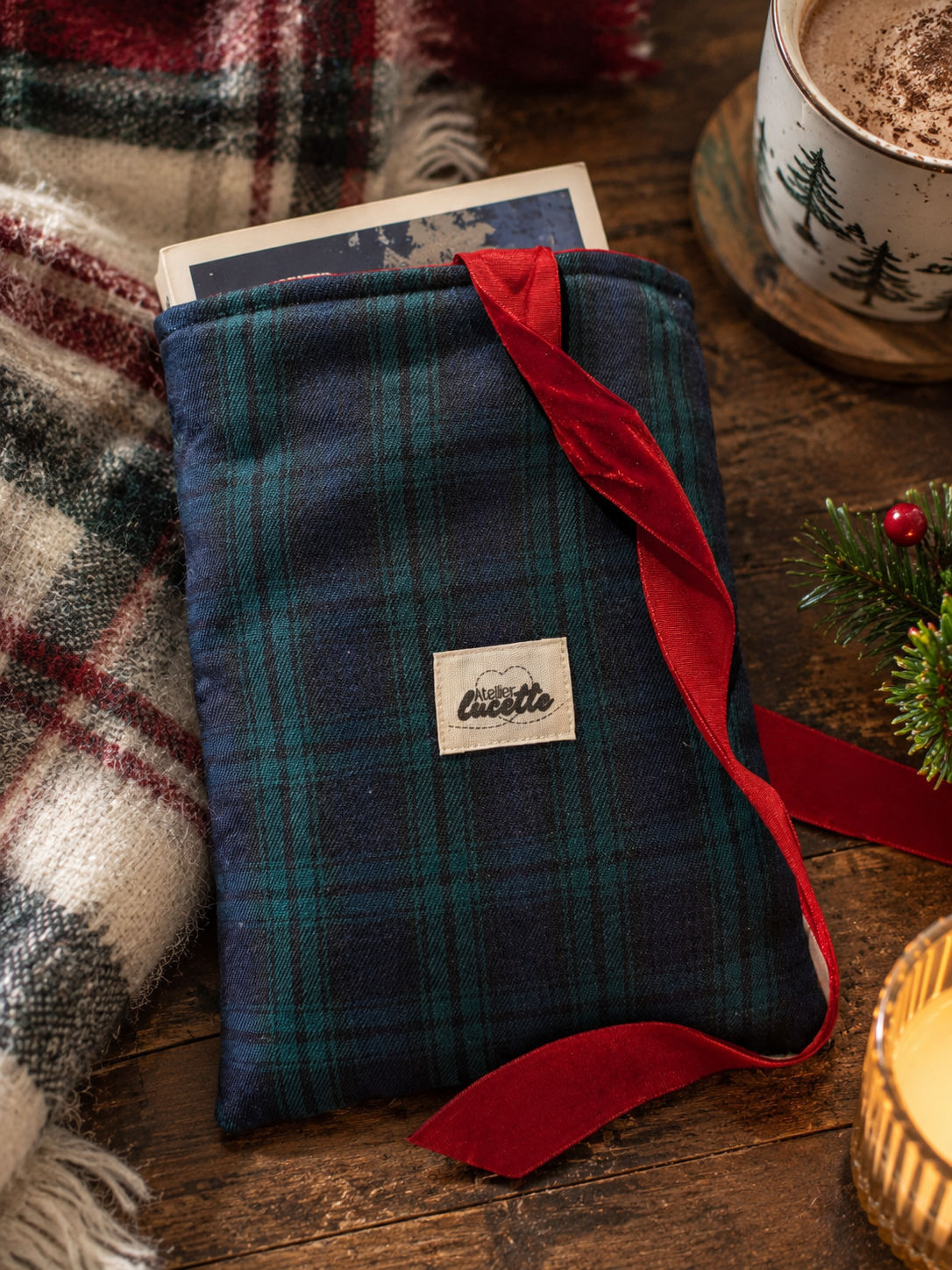 Pochette à livre tartan écossais bleu marine et vert avec ruban rouge personnalisable prénom brodé cadeau lecture