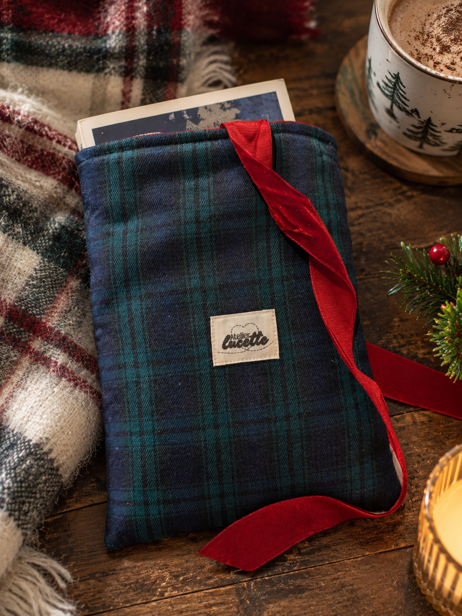 Pochette à livre personnalisée - Housse tartan brodée prénom