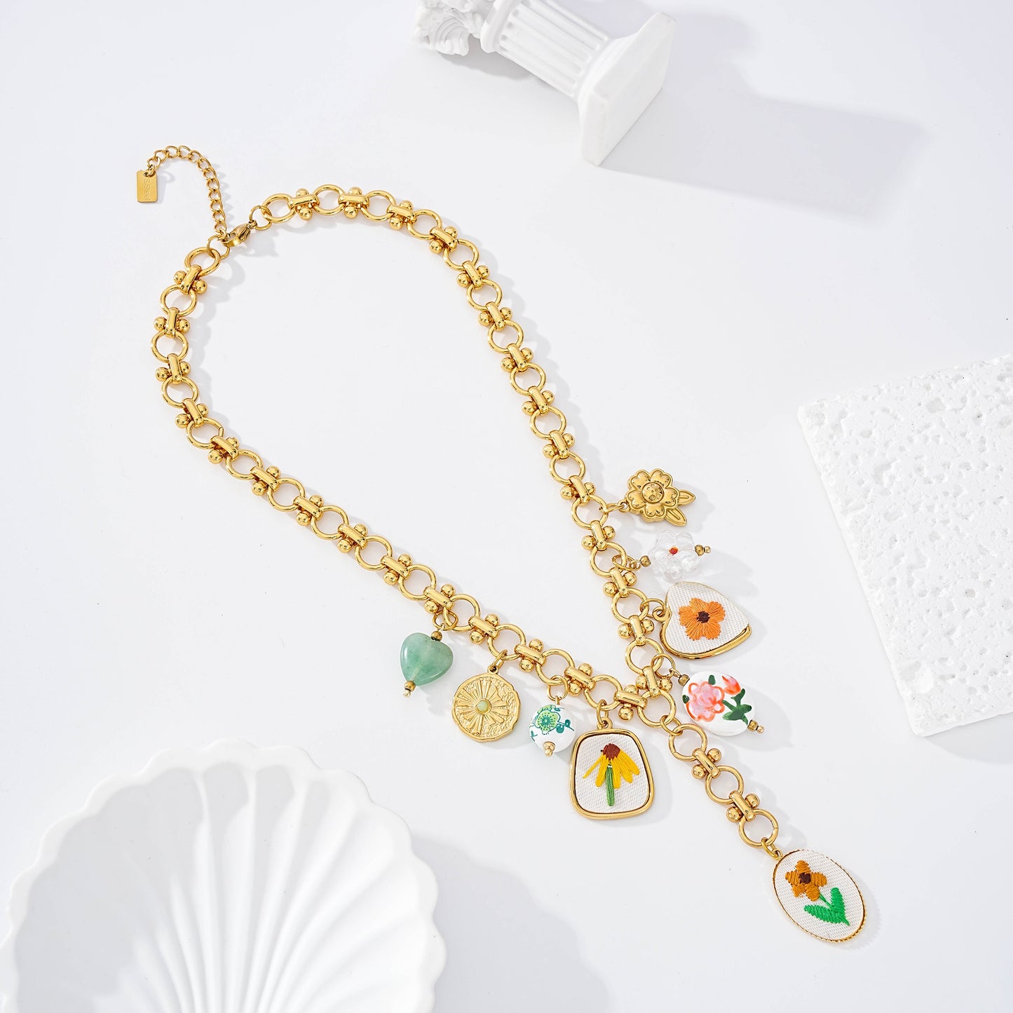 Collier breloques brodées
