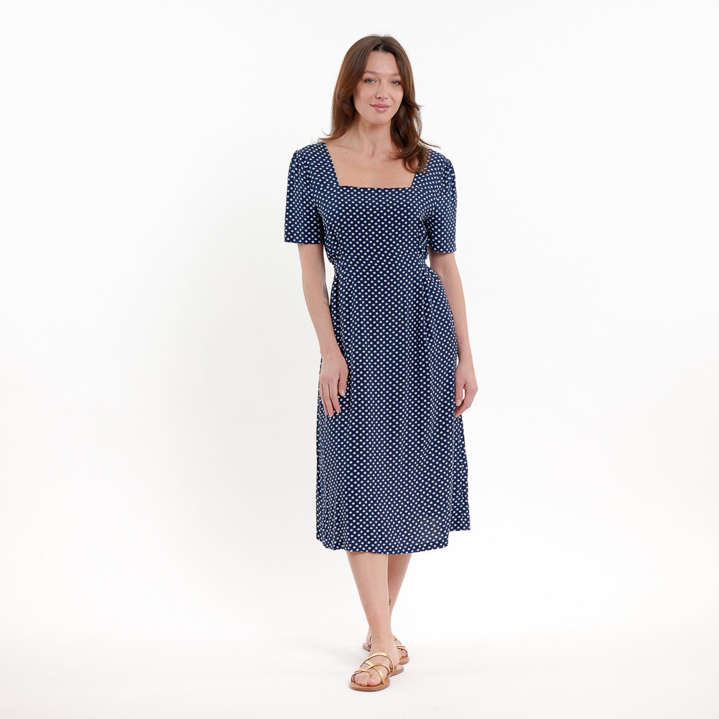 Robe Mina – Robe midi bleu marine à pois col carré