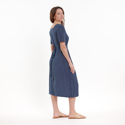 Robe Mina – Robe midi bleu marine à pois col carré