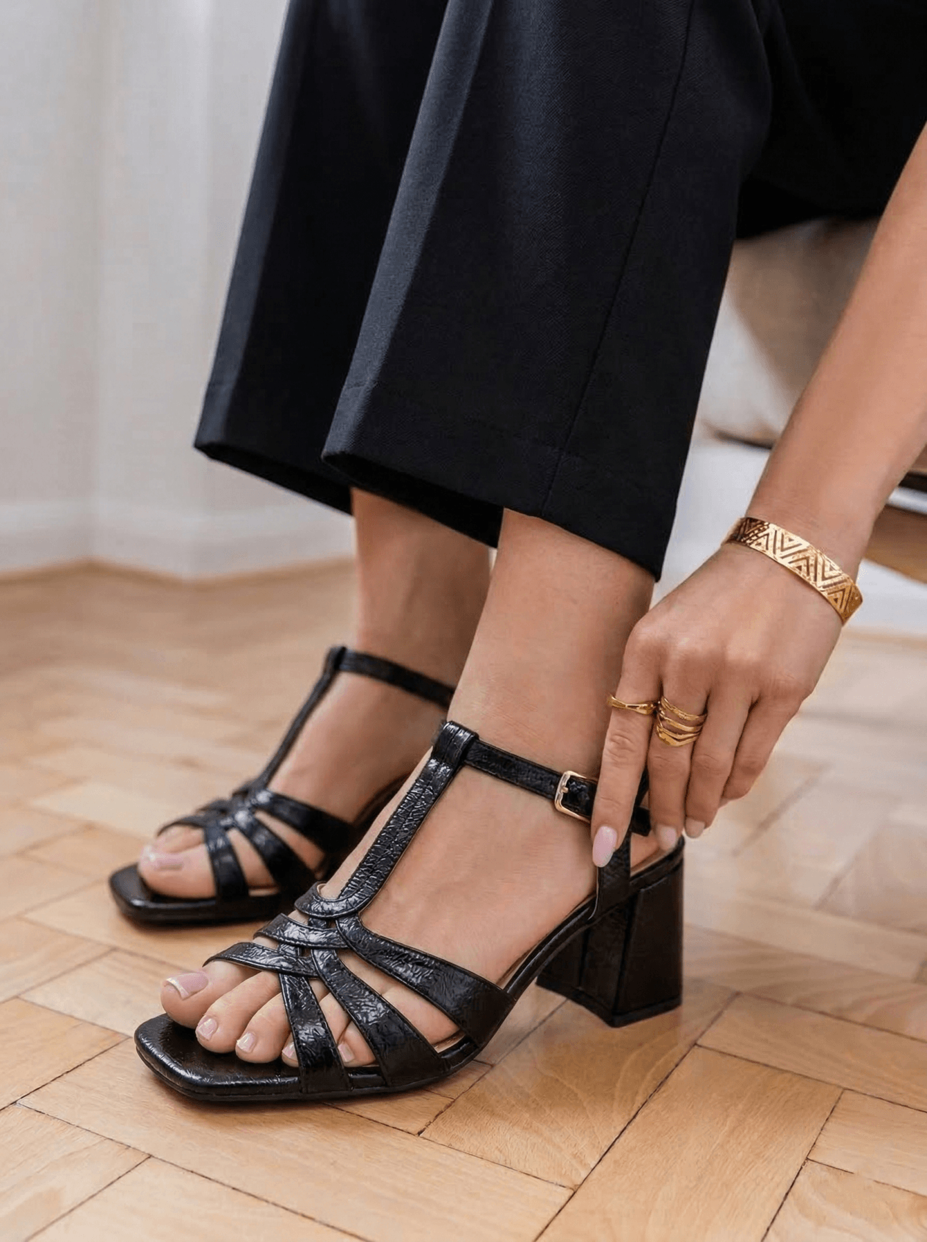 Sandales noires à brides multiples talon carré bloc cuir verni femme style vintage chic