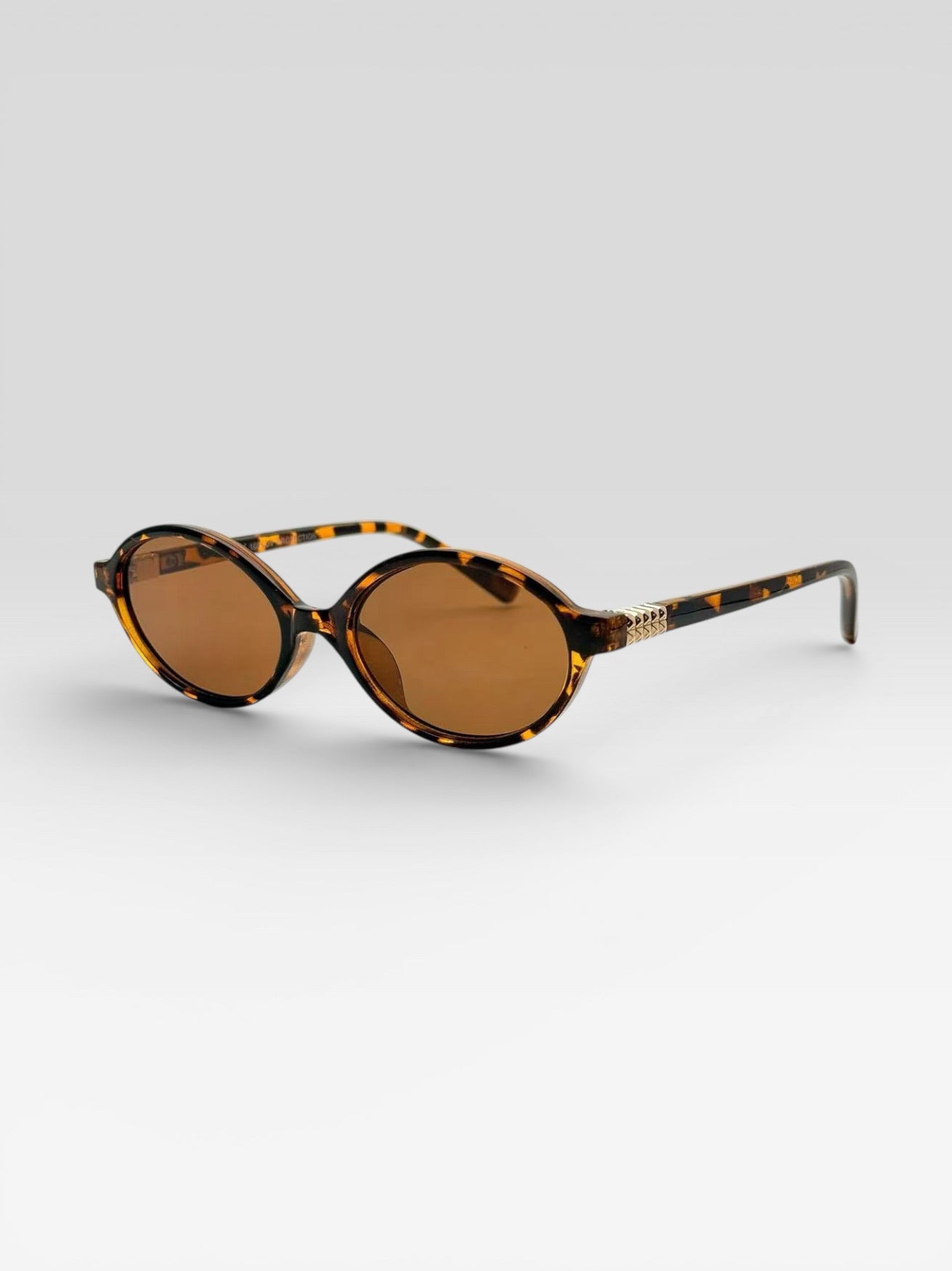Lunettes de soleil ovales écaille de tortue avec verres bruns et détails dorés style vintage femme