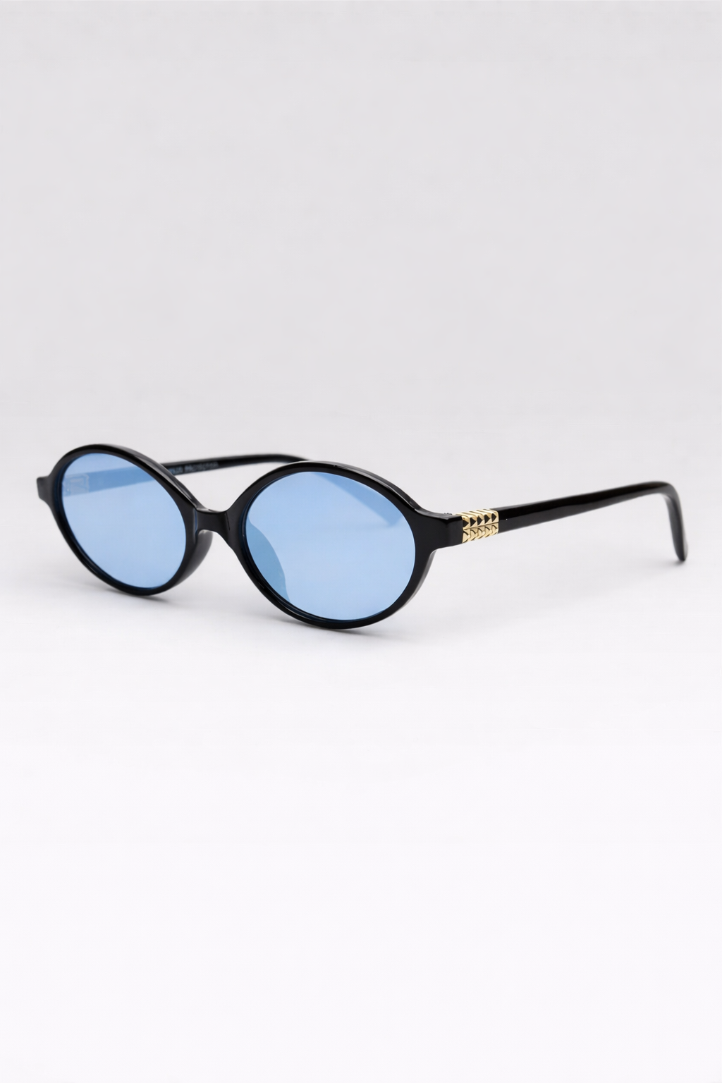 Lunettes de soleil ovales noires verres bleus style rétro années 90 avec détail chaîne dorée sur branches femme