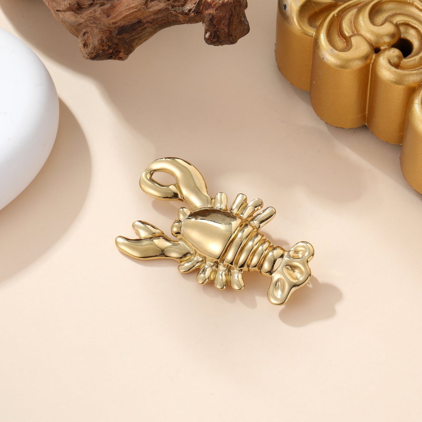 Broche homard dorée en métal brillant style marin accessoire fantaisie femme tendance