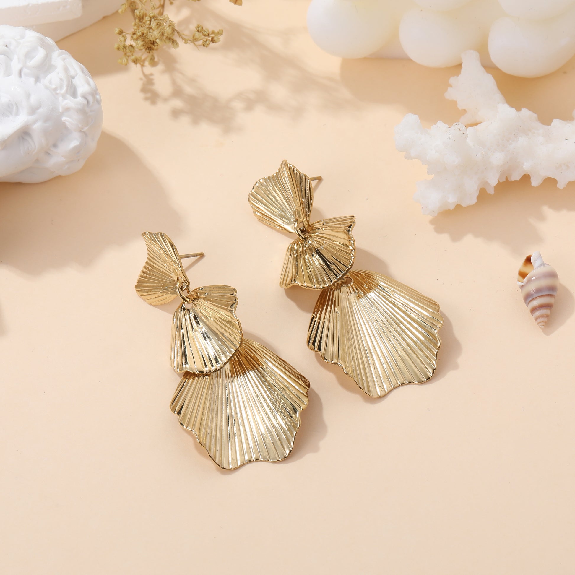 Boucles d'oreilles pendantes dorées forme coquillage ondulé bijou fantaisie femme style bohème marin