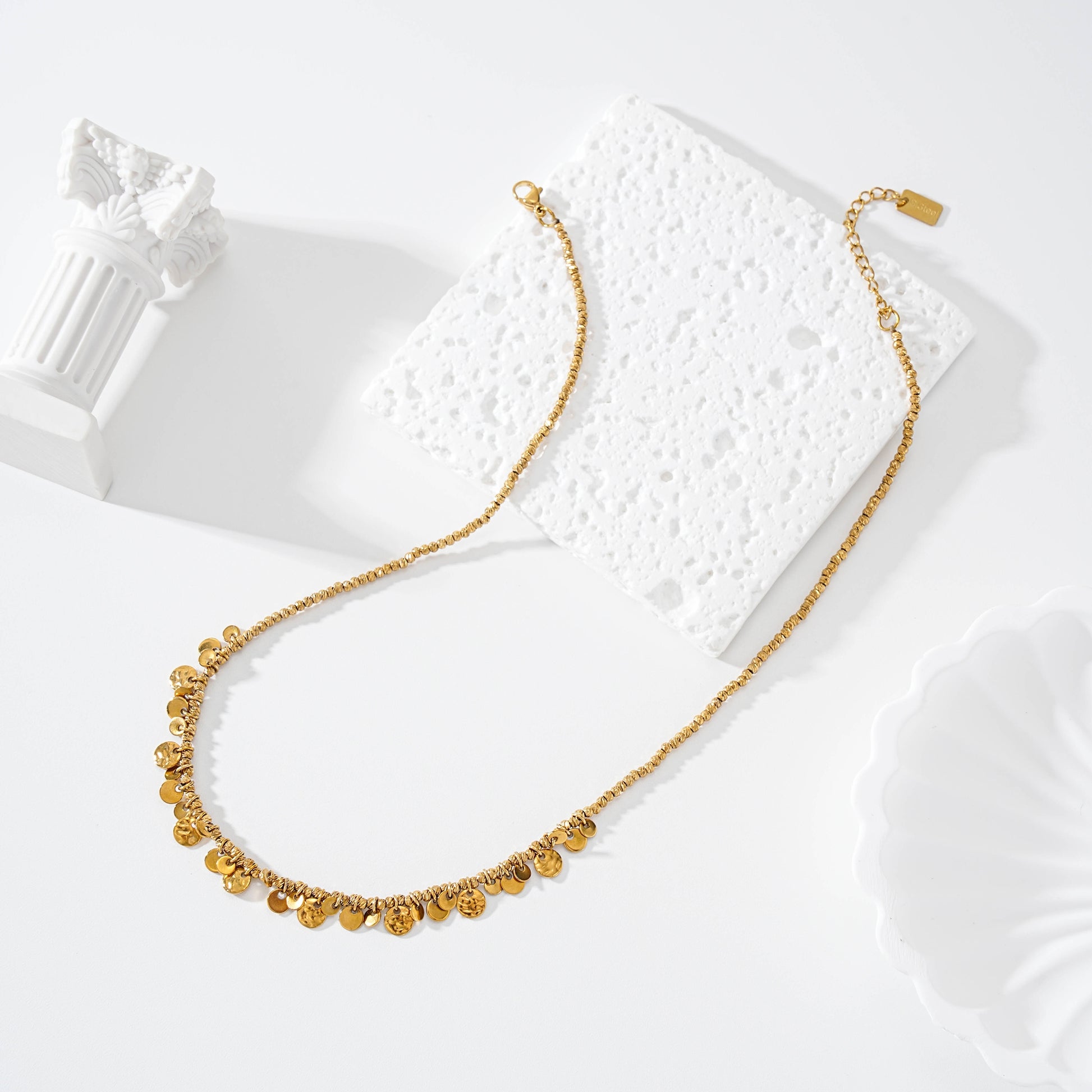 Collier papilles doré avec petites pampilles rondes martelées sur chaîne fine bijou femme tendance bohème chic