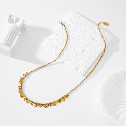 Collier papilles doré avec petites pampilles rondes martelées sur chaîne fine bijou femme tendance bohème chic