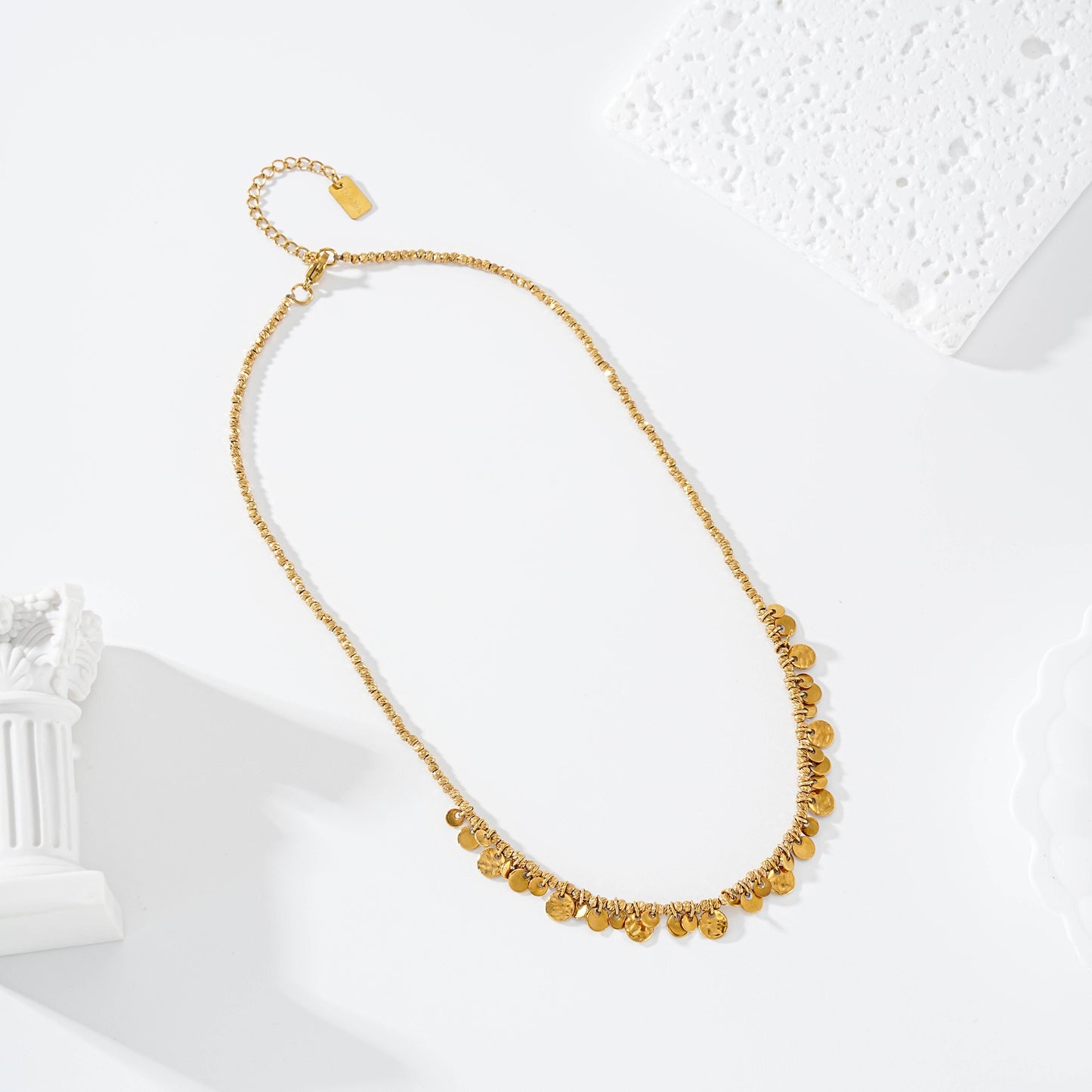Collier papilles doré avec petites pampilles rondes martelées, chaîne fine ajustable, bijou fantaisie femme tendance
