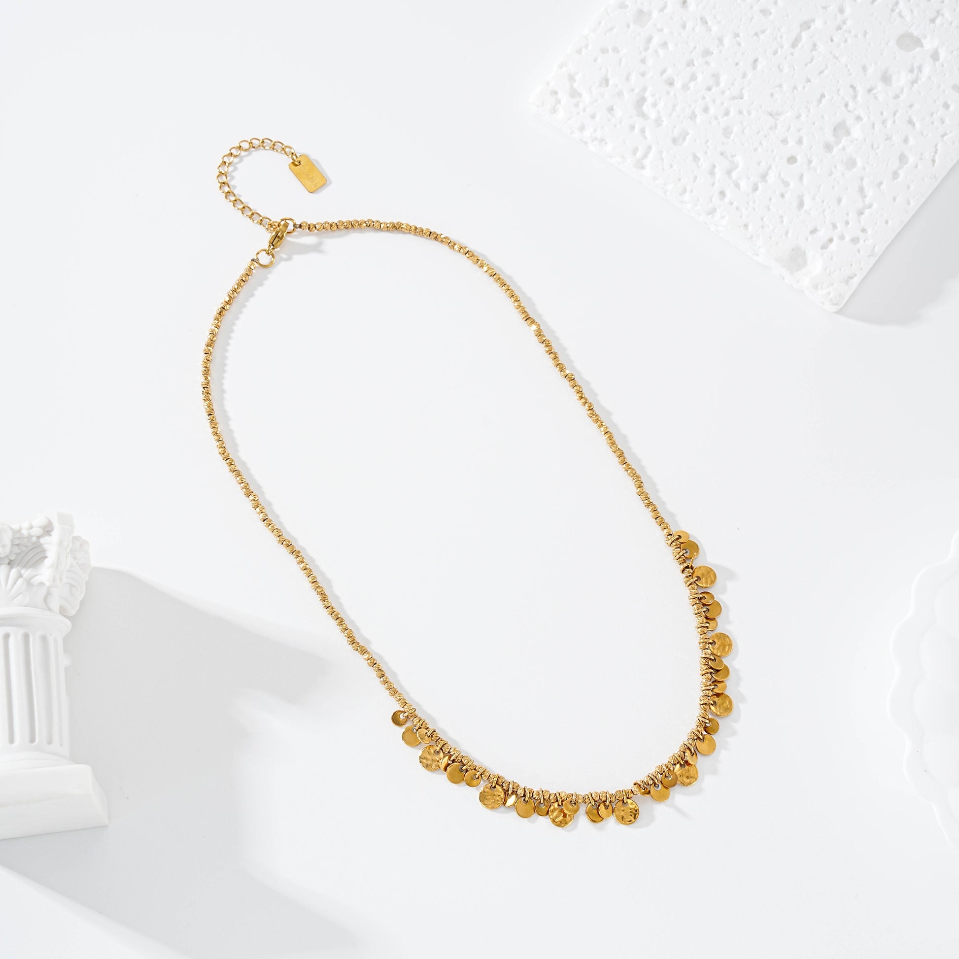 Collier papilles doré avec petites pampilles rondes martelées, chaîne fine ajustable, bijou fantaisie femme tendance