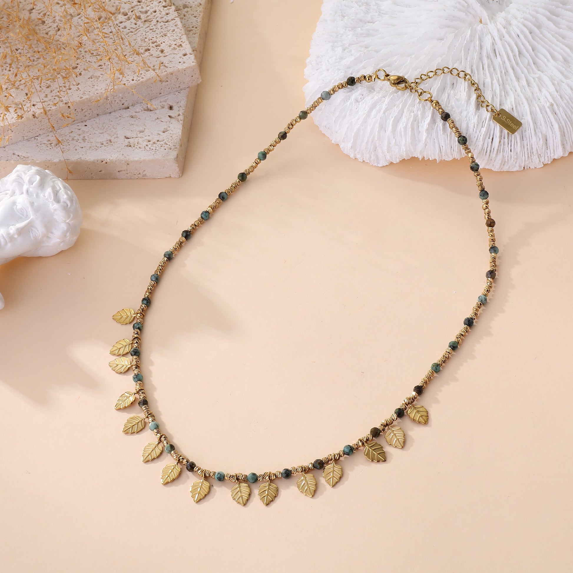 Collier feuilles dorées avec perles naturelles vertes en acier inoxydable bijou bohème chic femme