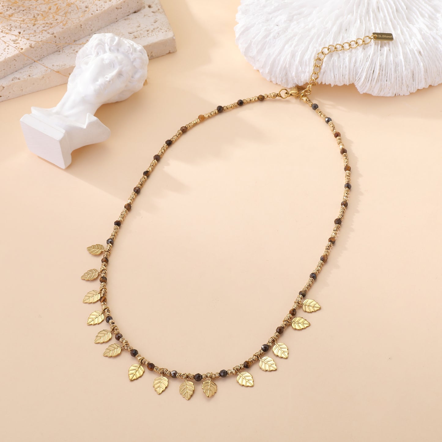Collier doré avec pendentifs feuilles et perles œil de tigre, bijou bohème chic femme tendance