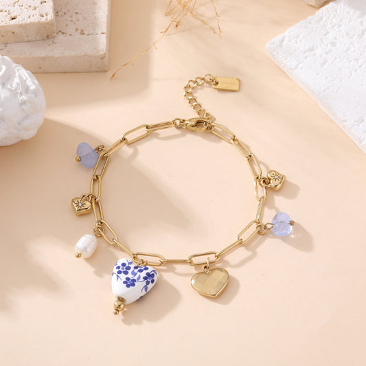 Bracelet chaîne dorée avec charms cœurs porcelaine bleu blanc style romantique femme bijou fantaisie tendance