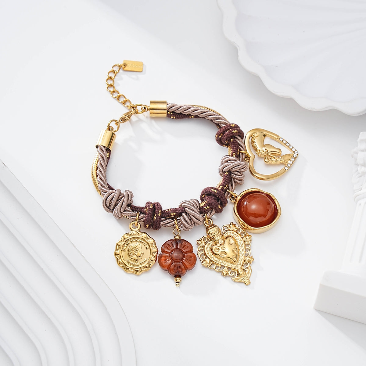 Bracelet charm doré et cordon tressé marron avec breloques cœur, médaille et pierre ambre bijou femme bohème chic