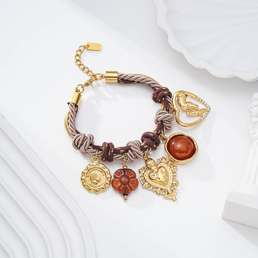 Bracelet charm doré et cordon tressé marron avec breloques cœur, médaille et pierre ambre bijou femme bohème chic