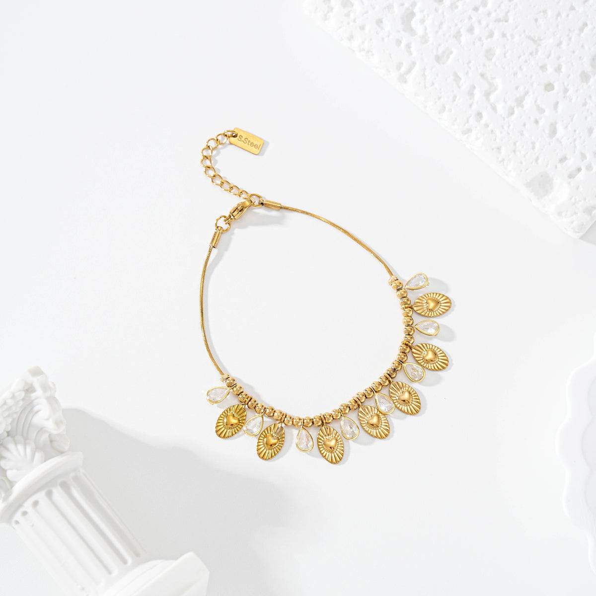 Bracelet chaîne dorée acier inoxydable avec breloques cœurs et pierres cristal femme style bohème chic