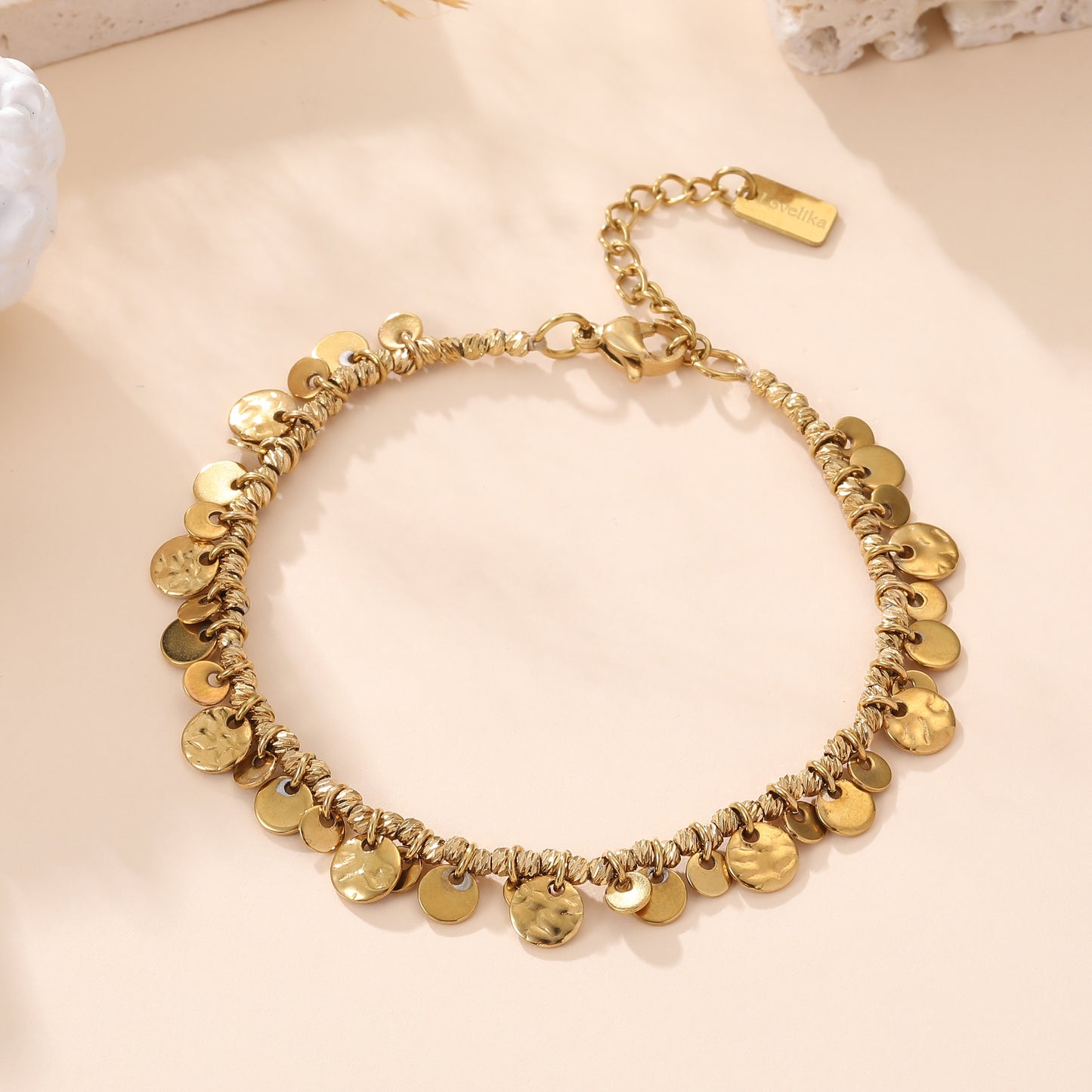 Bracelet pampilles doré femme avec médaillons ronds martelés chaîne texturée style bohème chic Lovelika
