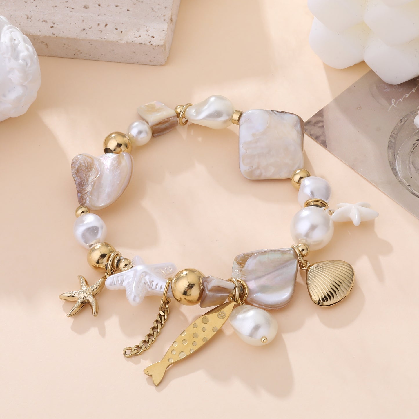 Bracelet coquillages perles baroques et breloques marines dorées femme style bohème chic bord de mer