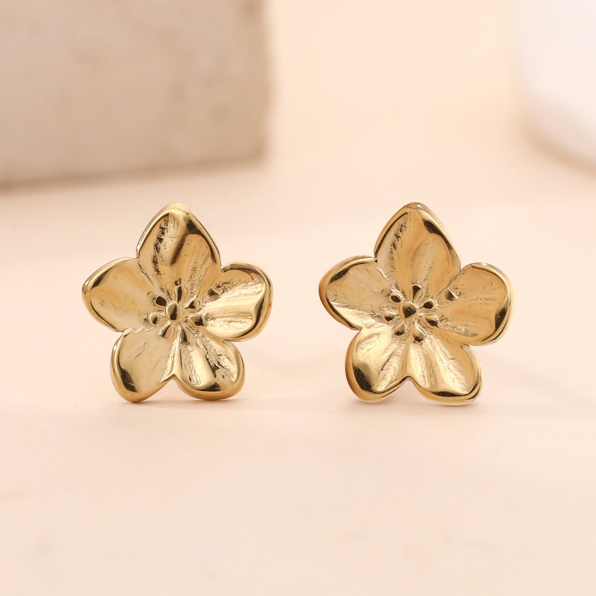 Boucles d'oreilles fleur dorées style puces en métal doré brillant bijou femme élégant