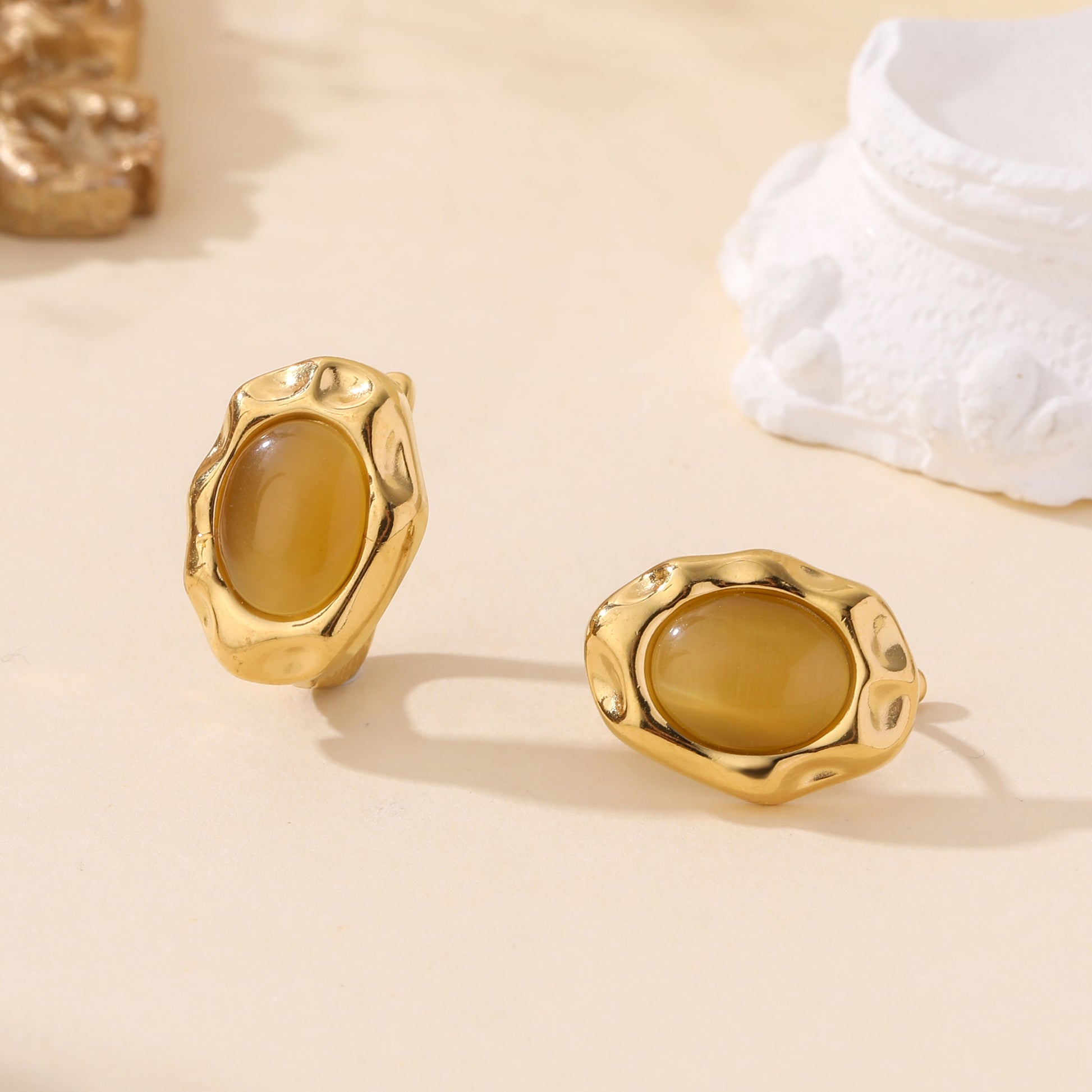 Boucles d'oreilles dorées œil de chat ambre style baroque femme bijoux fantaisie tendance