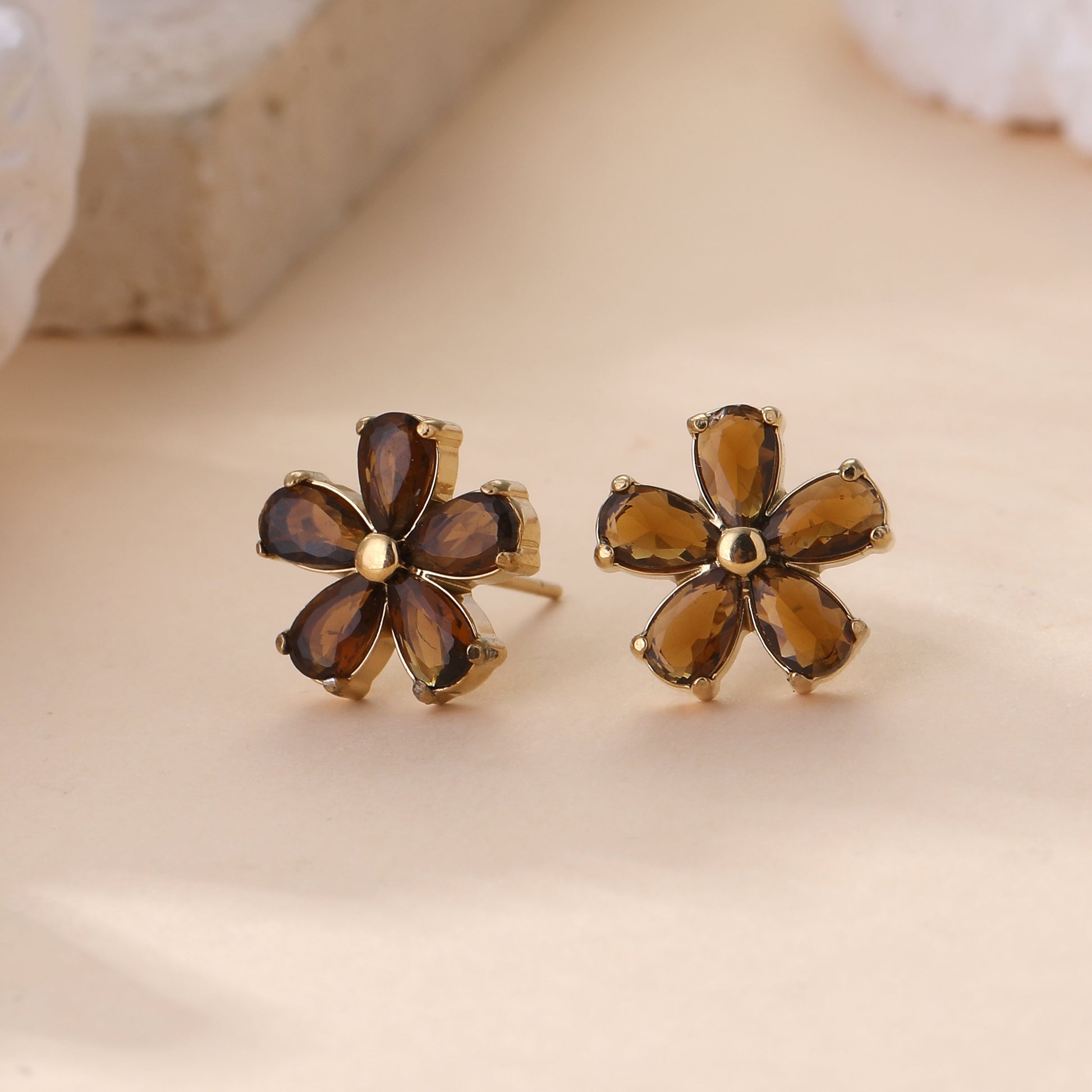 Boucles d'oreilles fleur dorées pierres marron ambre style bohème chic femme bijoux fantaisie élégants