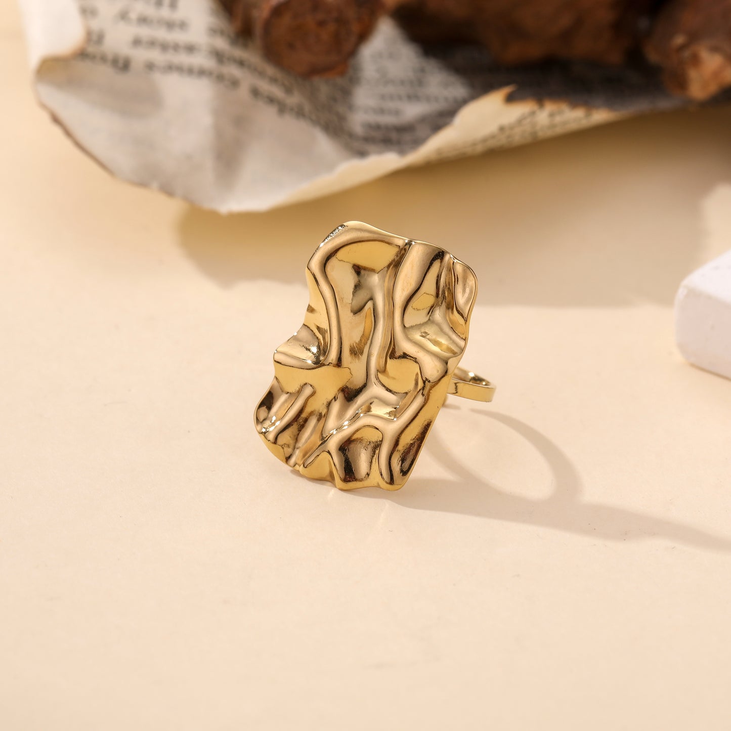 Bague dorée effet froissé texturé style sculptural femme bijou tendance minimaliste chic
